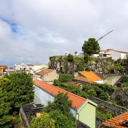 Liiiving In - Mezzanine Delight Balcony Apartment Porto