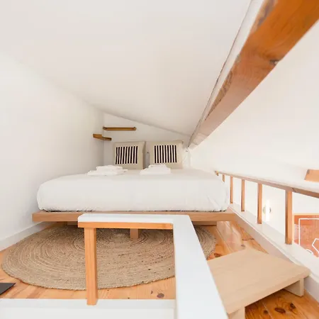 Liiiving In - Mezzanine Delight Balcony *