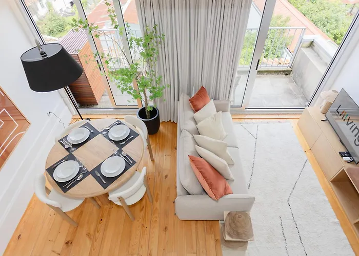 Liiiving In - Mezzanine Delight Balcony *